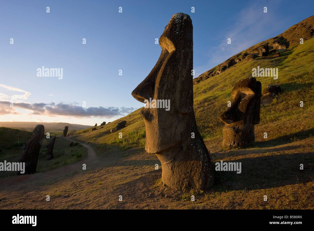Gigante di pietra monolitica Moai statue a Rano Raraku, Rapa Nui (l'Isola di Pasqua), il Sito Patrimonio Mondiale dell'UNESCO, Cile, Sud America Foto Stock