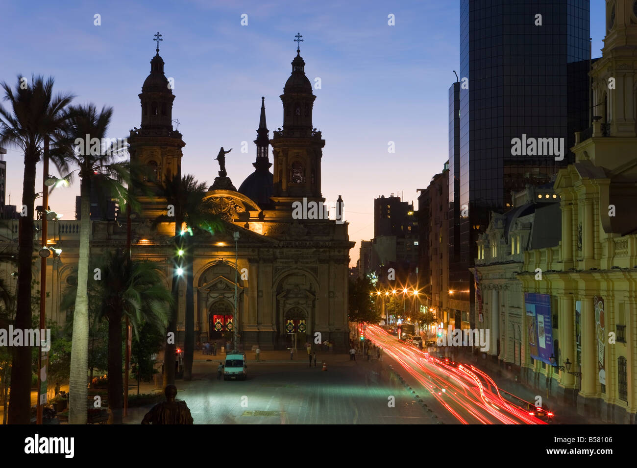 Crepuscolo elevati vista su Plaza de Armas alla Cattedrale di Santiago, Santiago del Cile, Sud America Foto Stock
