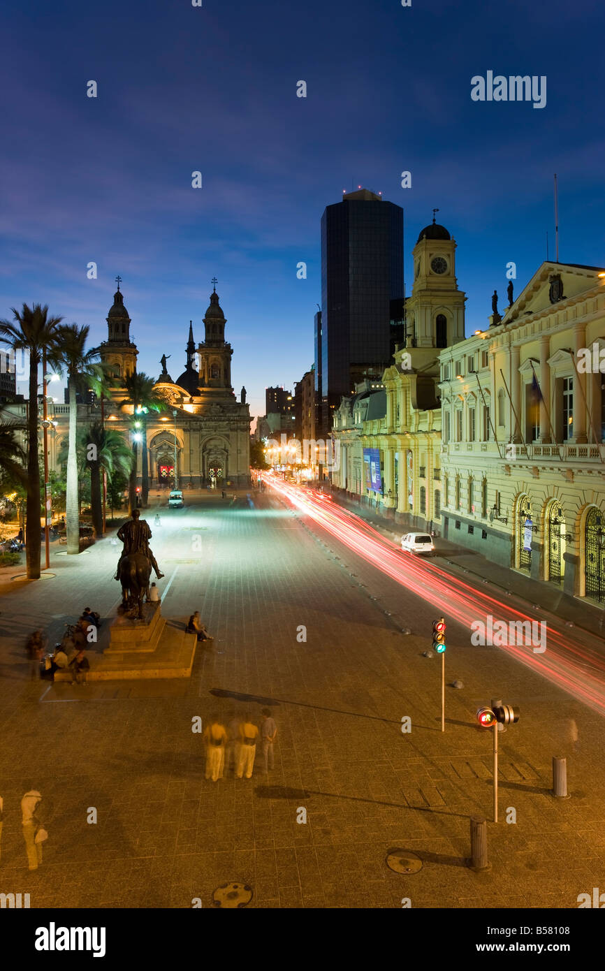 Crepuscolo elevati vista su Plaza de Armas alla Cattedrale di Santiago, Santiago del Cile, Sud America Foto Stock