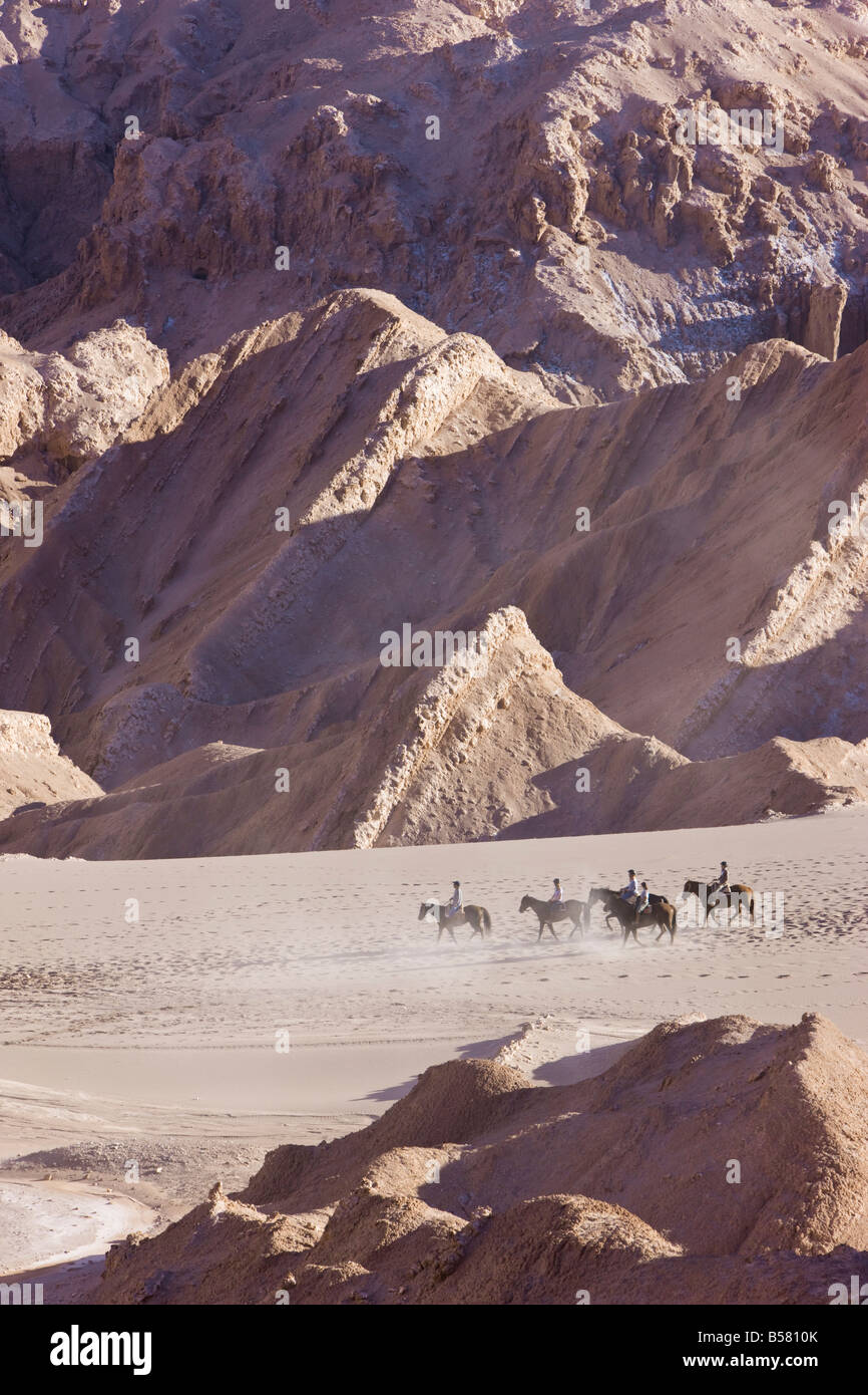 I turisti di trekking a cavallo, Valle de la Luna (a valle della luna), il Deserto di Atacama, Norte Grande, Cile, Sud America Foto Stock