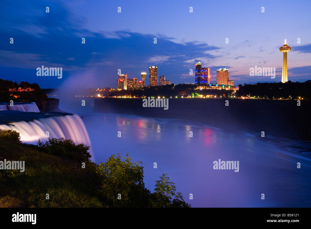 American Falls a Niagara Falls, Niagara Falls, nello Stato di New York, Stati Uniti d'America, America del Nord Foto Stock