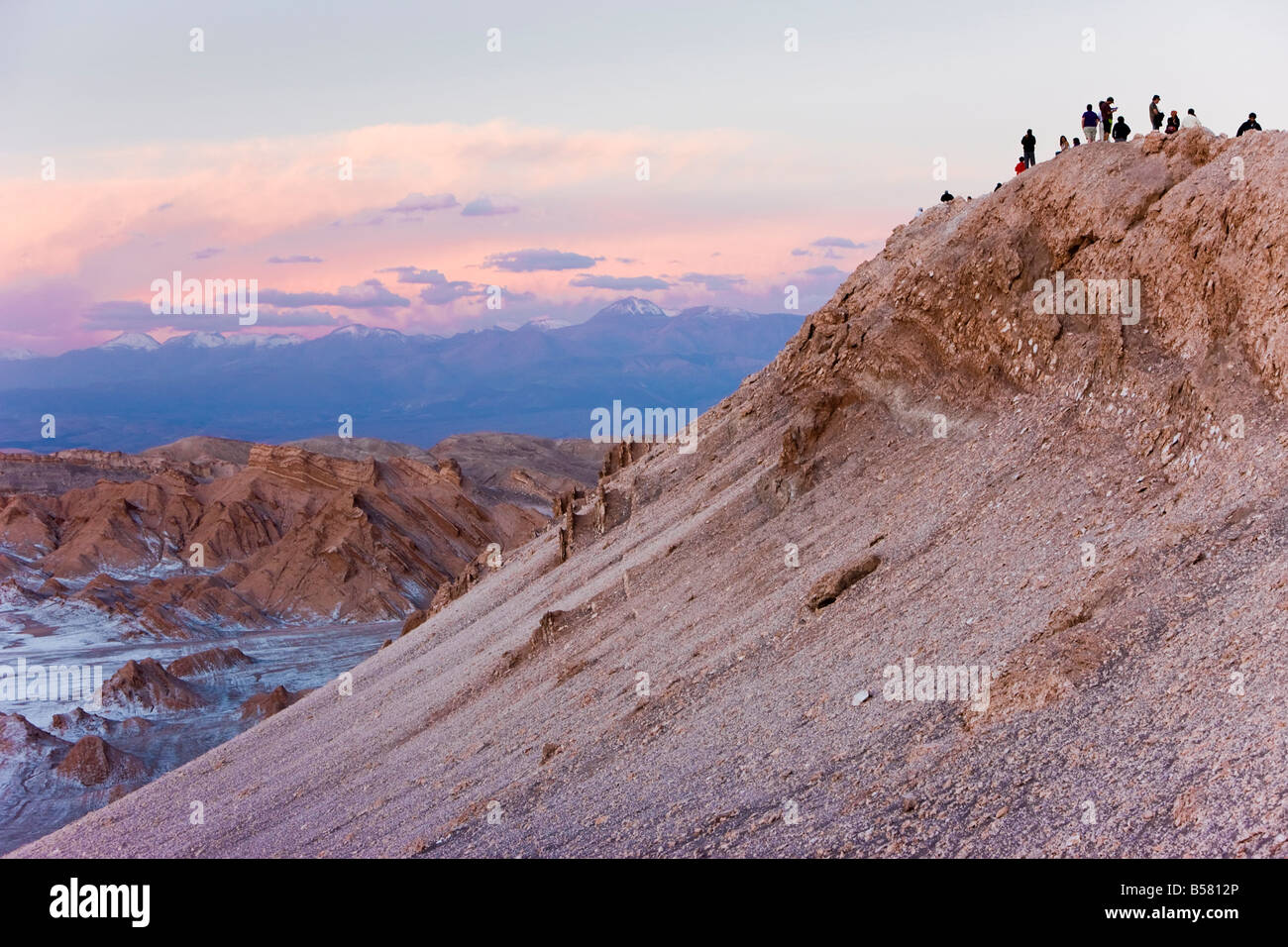 I turisti in attesa di guardare la luna piena ascesa sopra la Valle de la Luna, il Deserto di Atacama, Norte Grande del Cile Foto Stock