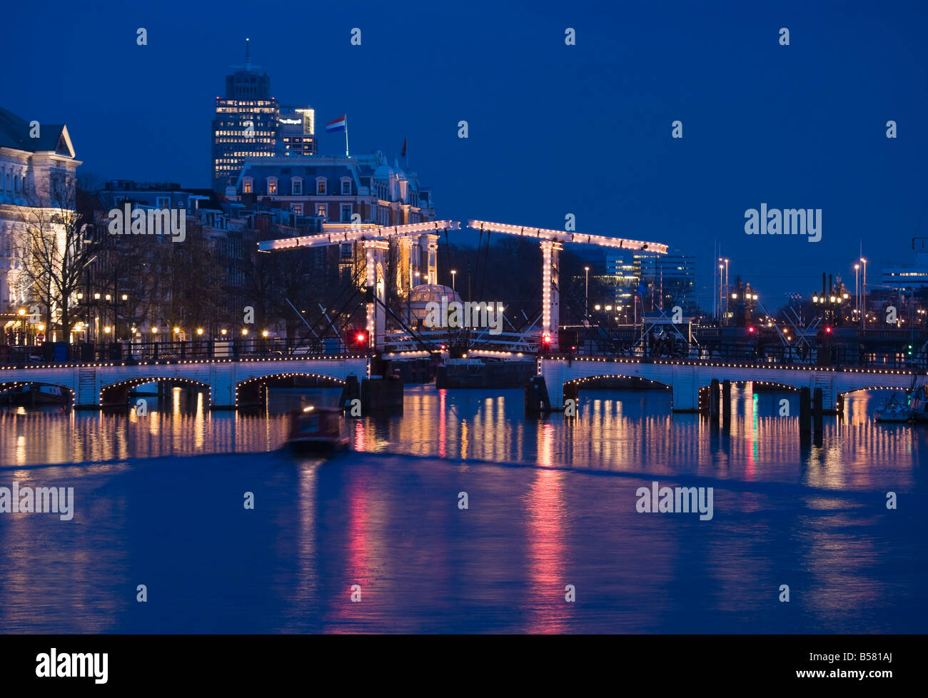 Il ponte Magere di notte, noto anche come il Ponte Magro, Fiume Amstel di Amsterdam, Paesi Bassi, Europa Foto Stock