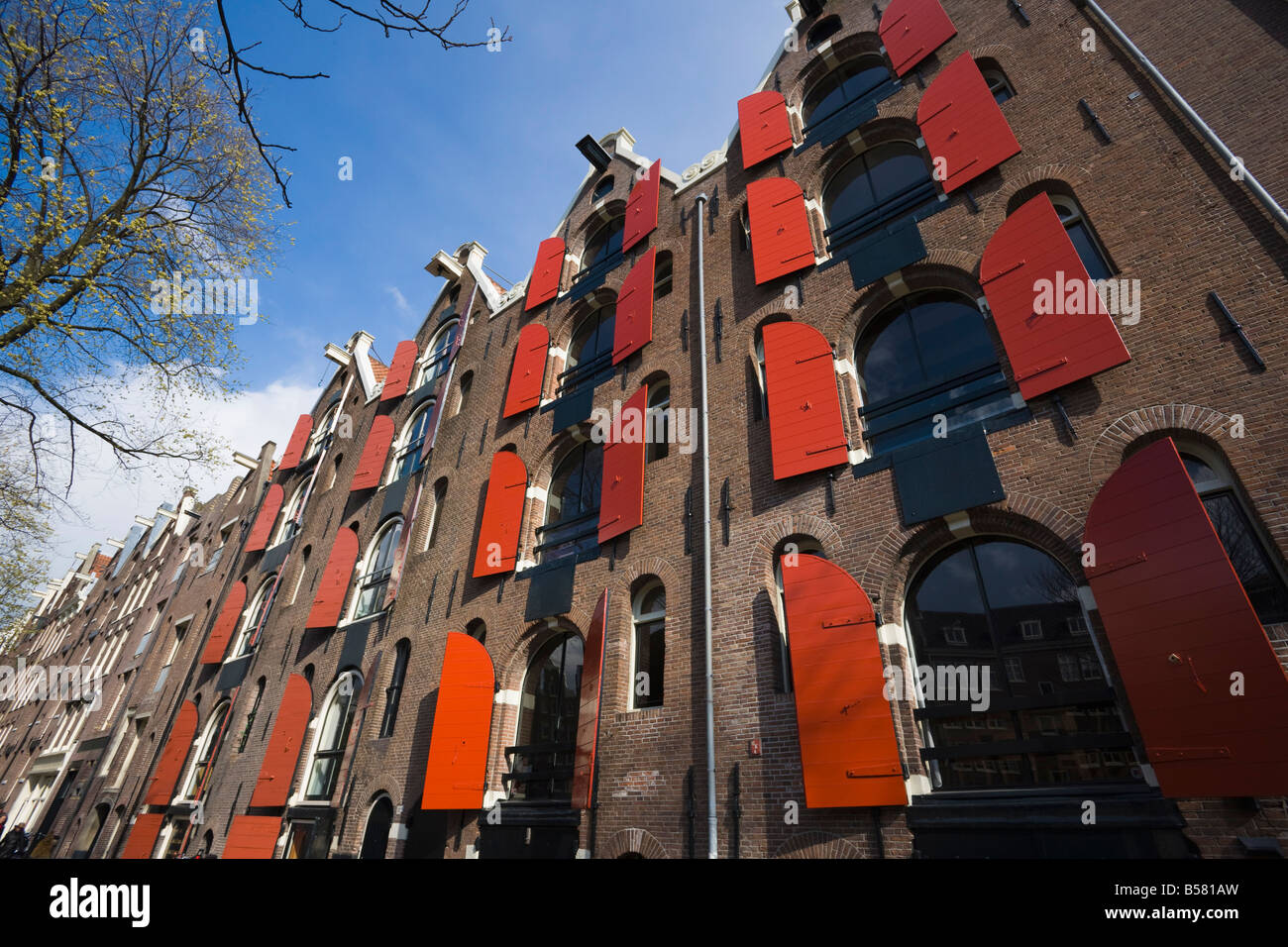 Il vecchio canale convertito gli edifici adibiti a magazzino, Amsterdam, Paesi Bassi, Europa Foto Stock