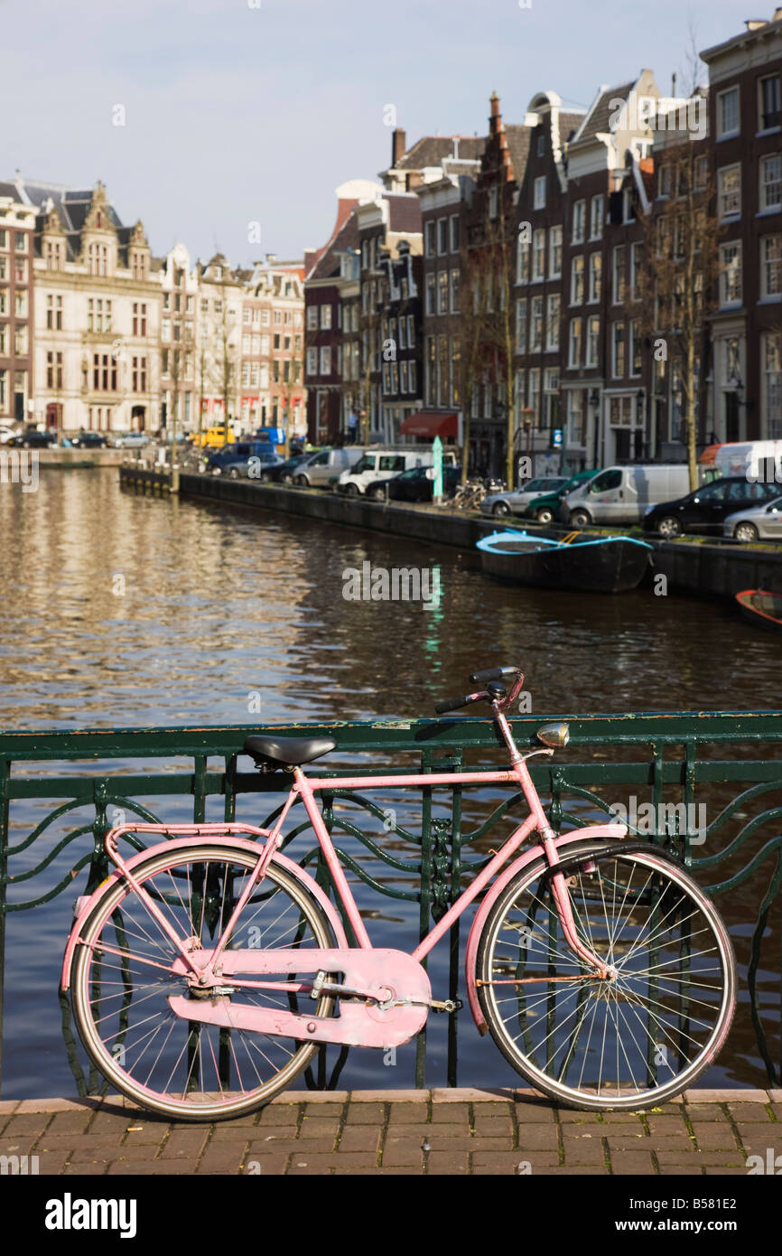 Vecchi rosa bicicletta mediante il canale Herengracht, Amsterdam, Paesi Bassi, Europa Foto Stock