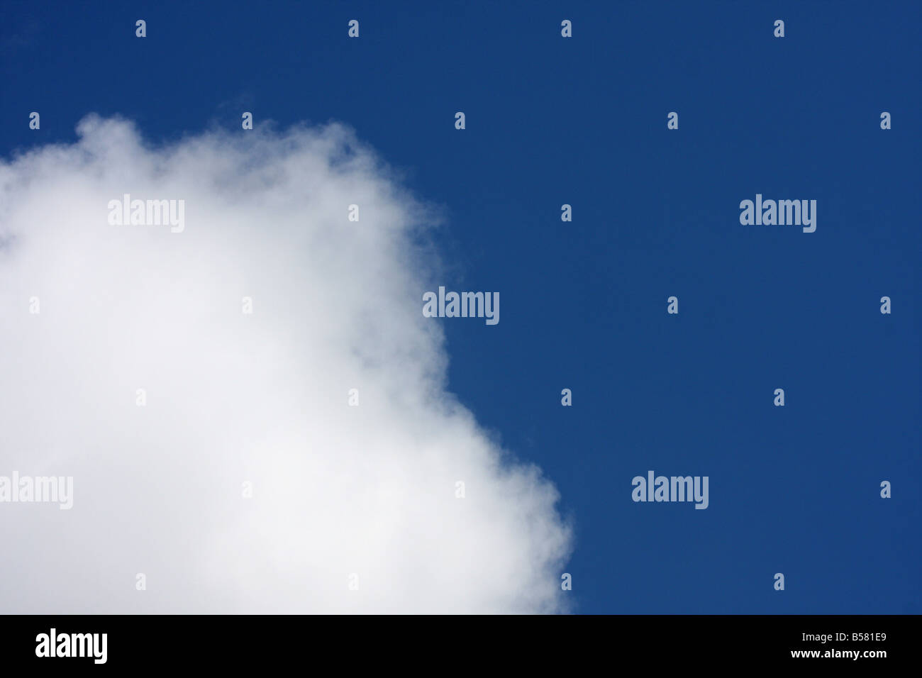 Le nuvole in basso a sinistra del cielo blu nel Midwest in inizio di caduta Wisconsin Foto Stock