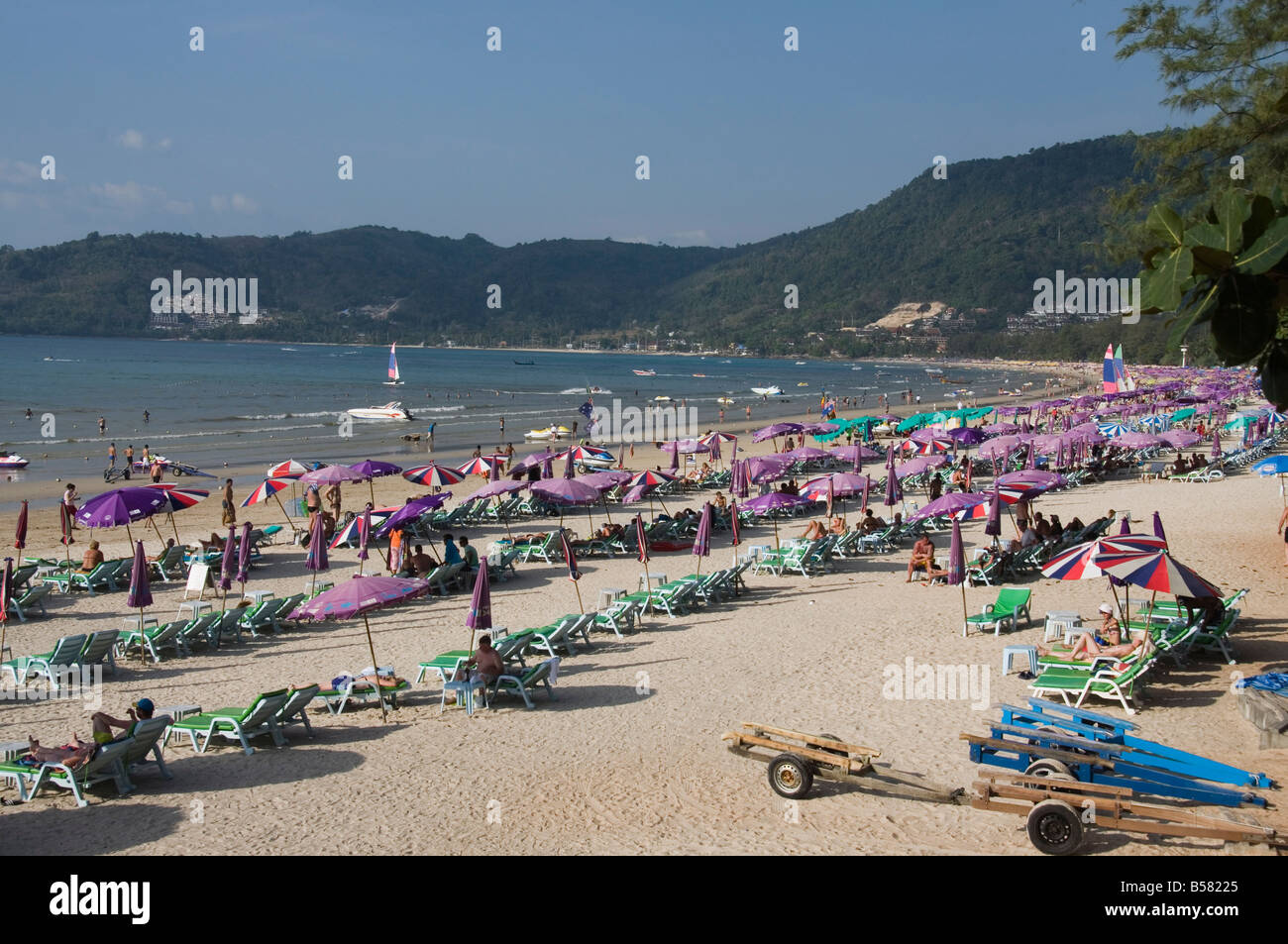La spiaggia di Patong, Phuket, Thailandia, Sud-est asiatico, in Asia Foto Stock