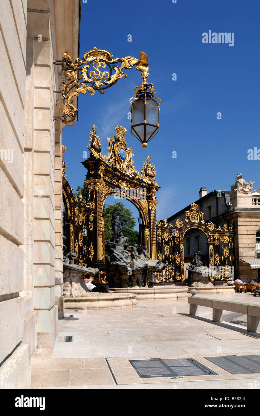 Dorati cancelli in ferro battuto, luce e fontane di Jean Lamour, Place Stanislas, Sito Patrimonio Mondiale dell'UNESCO, Nancy Foto Stock
