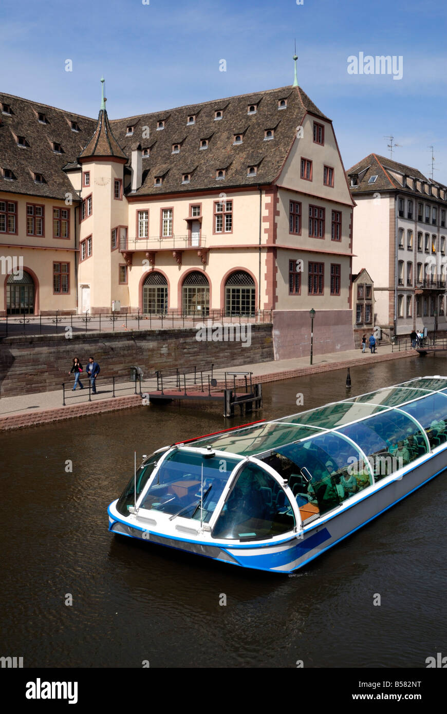 Bateau sul canal, Strasburgo, Alsazia, Francia, Europa Foto Stock