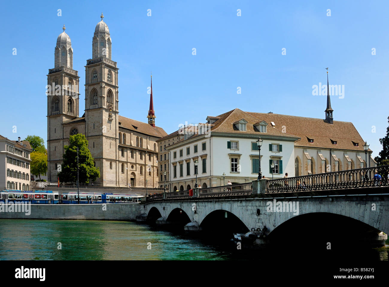 Grossmunster chiesa e Munster ponte sopra il fiume Limmat, Zurigo, Svizzera, Europa Foto Stock