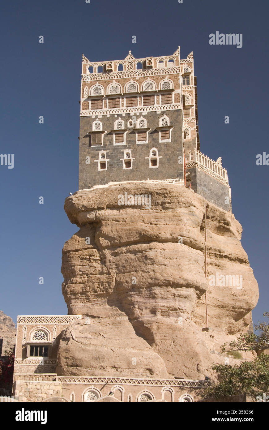 Dhar Alhajr (l'Iman's Palace), costruita su una rupe di arenaria, Wadi Dhahr, vicino a Sana'a, Yemen, Medio Oriente Foto Stock