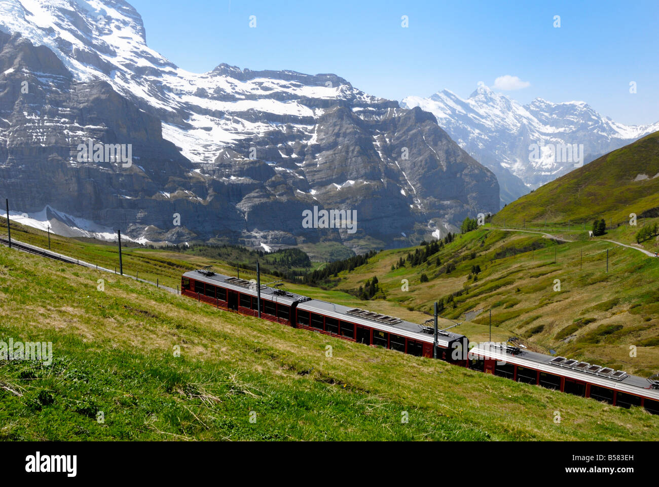 Treno da Kleine Scheidegg sul percorso a Jungfraujoch, Oberland bernese, alpi svizzere, Svizzera, Europa Foto Stock