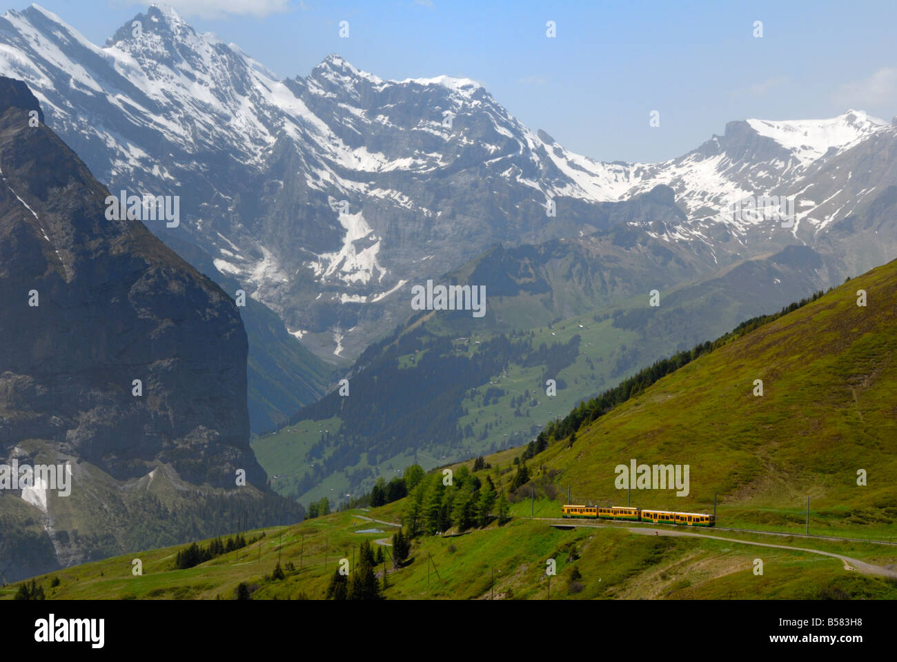 Treno da Kleine Scheidegg sul percorso di Wengen, Oberland bernese, alpi svizzere, Svizzera, Europa Foto Stock