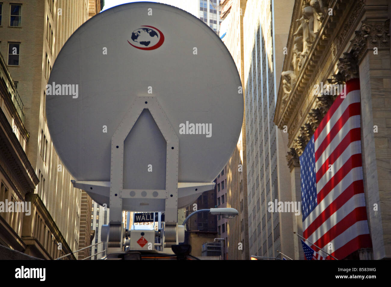 TV company la parabola satellitare trasmettitore al di fuori del New York Stock Exchange durante il credit crunch crisi finanziaria del 2008 Foto Stock
