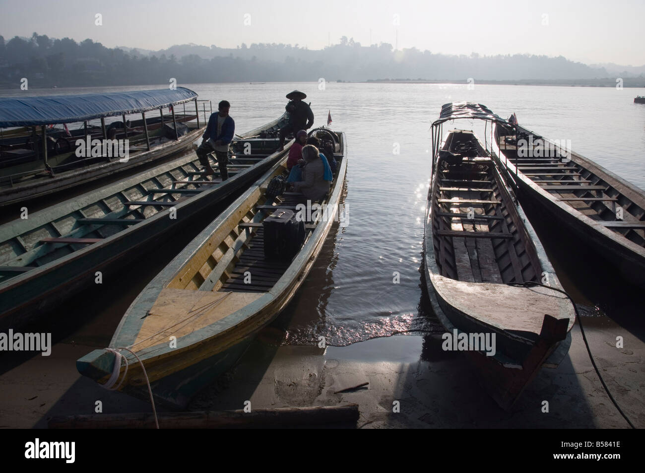 Imbarcazioni al valico di frontiera di Huay Xai in Laos, Chiang Kong, Thailandia, Sud-est asiatico, in Asia Foto Stock