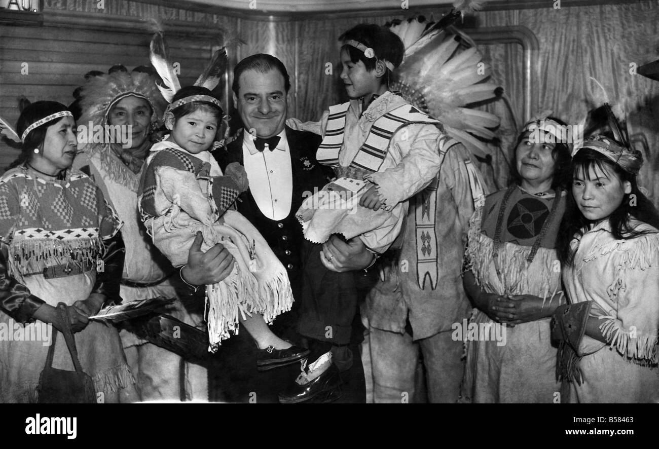 Imperatrice di Francia arriva a Liverpool. Deck Steward Gilbert con Diane Rider e Harold 'Bearpaw", i nativi americani. Gennaio 1952 Foto Stock