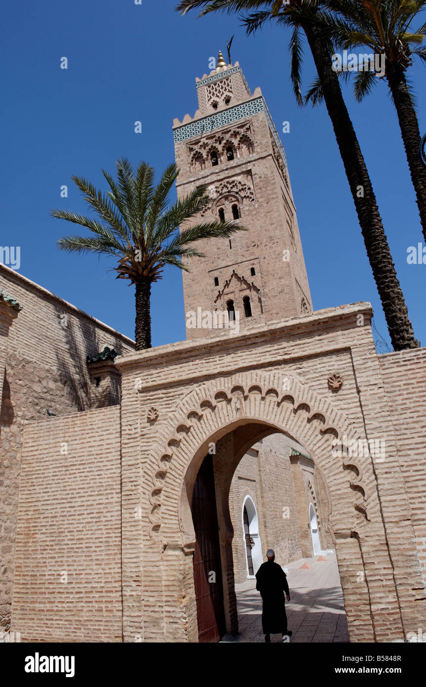 Il minareto di Koutoubia sale dal cuore della vecchia medina accanto alla Moschea di Koutoubia, Marrakech, Marocco, Africa del Nord Foto Stock