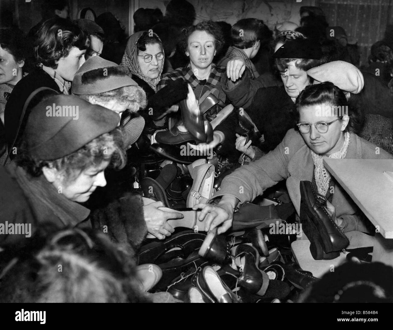 Affleck e marrone in vendita: scarpe a dare via i prezzi è stato il bersaglio di queste donne e la loro lotta per il miglior bargins a Affleck e marroni di vendite di apertura. Gennaio 1956 P005426 Foto Stock