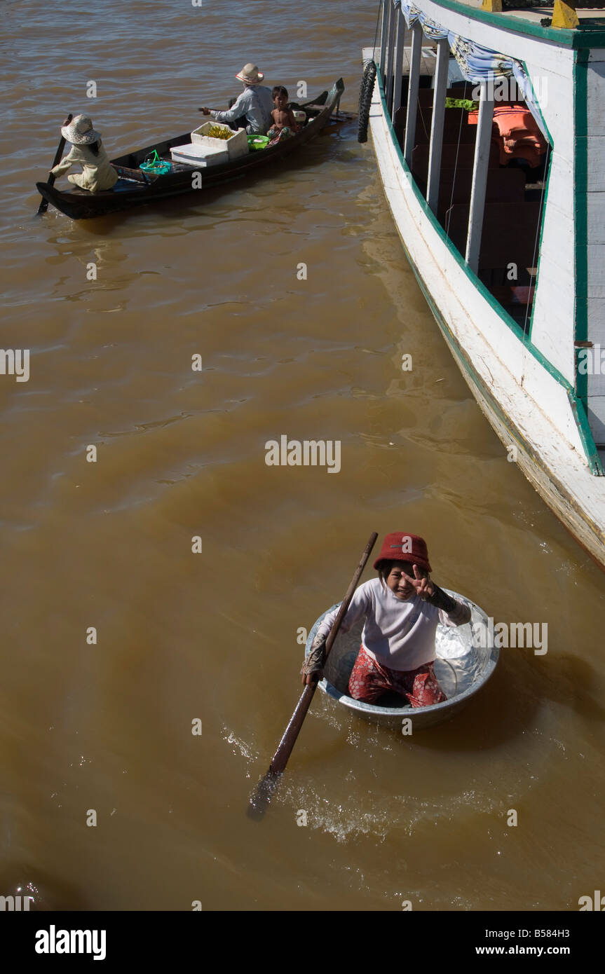 Lago Tonle Sap, boat people vietnamiti (), vicino a Siem Reap, Cambogia, Indocina, Asia sud-orientale, Asia Foto Stock