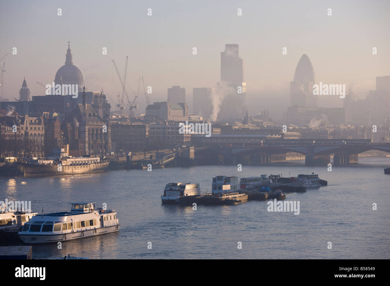 Nebbia mattutina sopra la città di Londra, London, England, Regno Unito, Europa Foto Stock