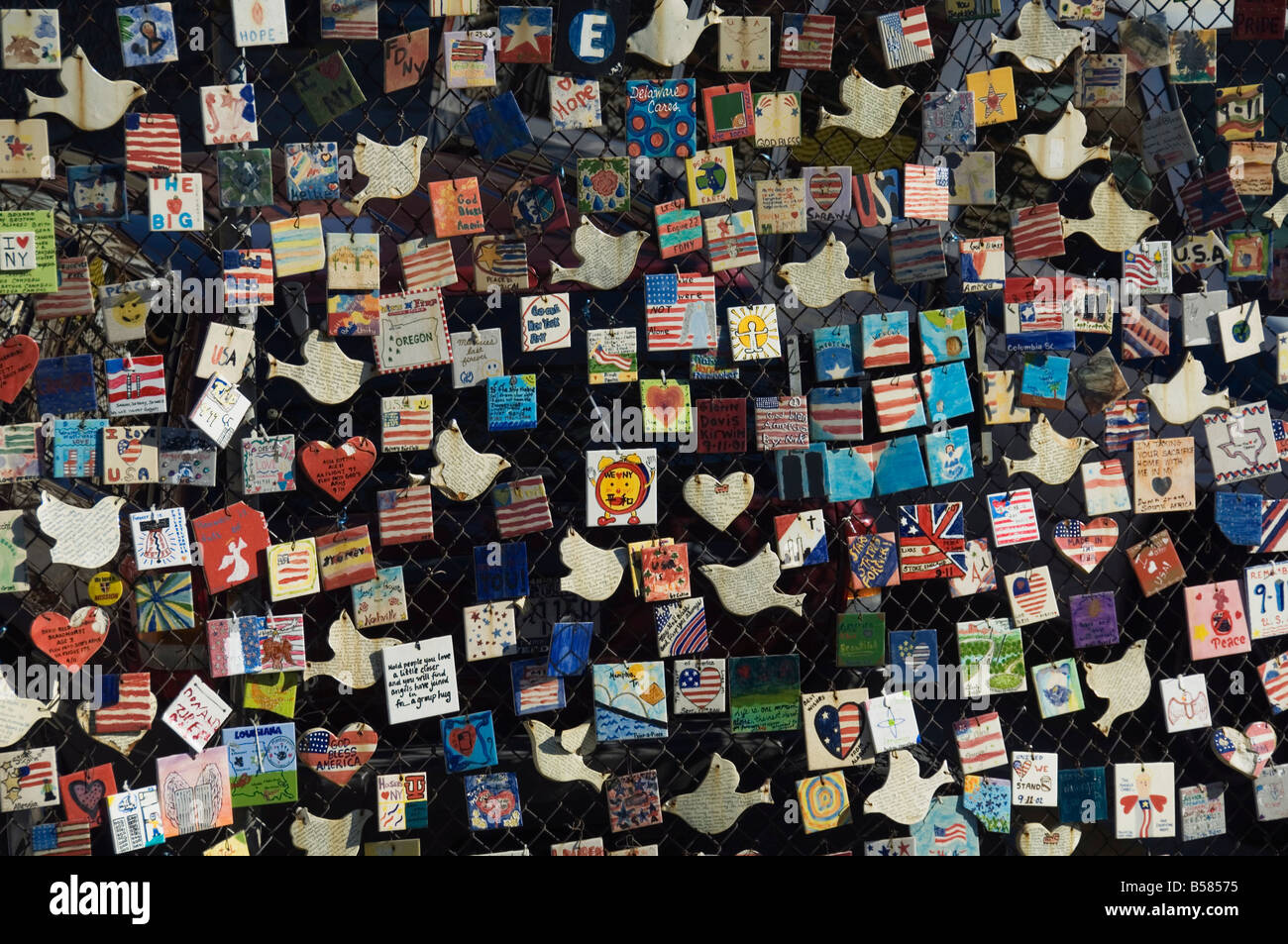 9/11 messaggi su piastrelle sul recinto nel Greenwich Village, Manhattan, New York, nello Stato di New York, Stati Uniti d'America Foto Stock 9/11 messaggi su piastrelle sul recinto nel Greenwich Village, Manhattan, New York, nello Stato di New York, Stati Uniti d'America Foto Stock