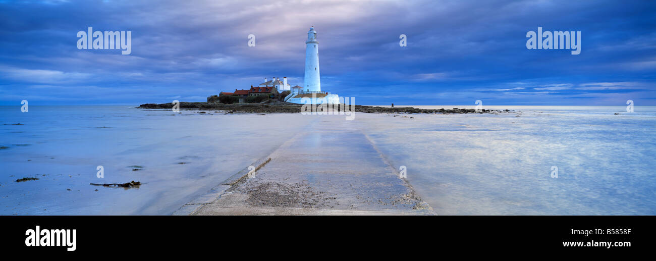 Santa Maria del faro e St. Mary's Island durante le tempeste, vicino a Whitley Bay, Tyne and Wear, England, Regno Unito, Europa Foto Stock
