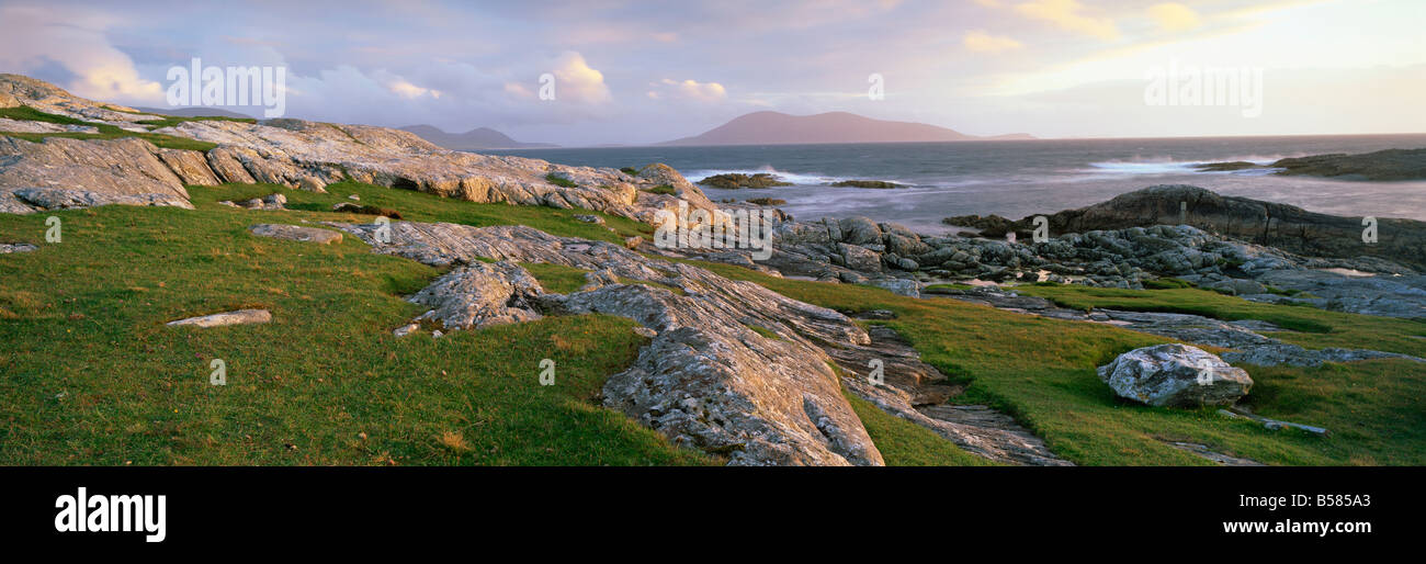 Vista verso la punta meridionale dell'Isola di Harris da Taransay al crepuscolo, Ebridi Esterne, Scotland, Regno Unito, Europa Foto Stock