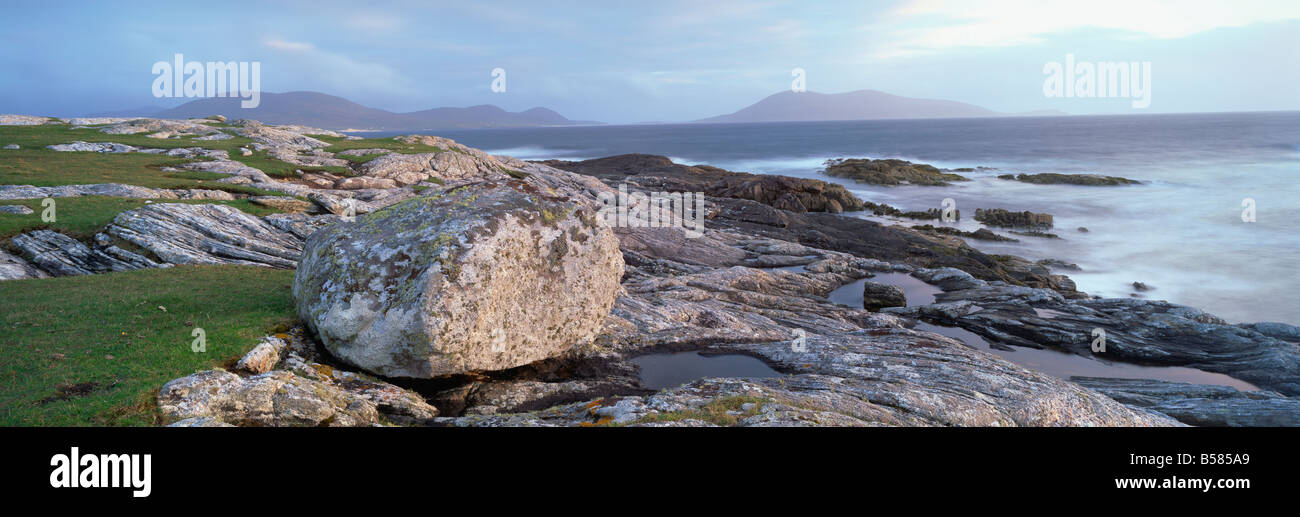 Vista verso la punta meridionale dell'Isola di Harris da Taransay al crepuscolo, Ebridi Esterne, Scotland, Regno Unito, Europa Foto Stock
