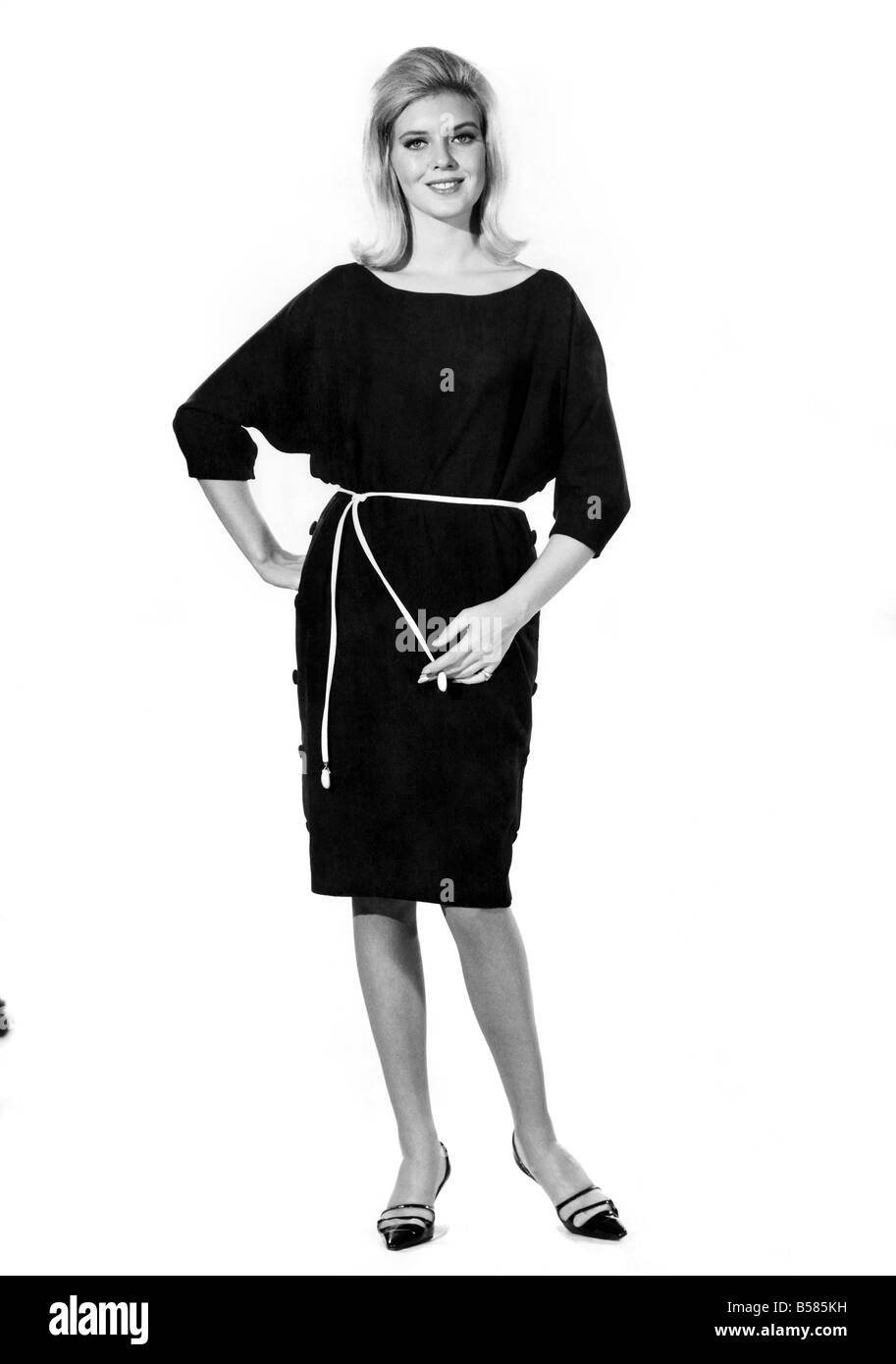 Sveglia Mode 1964: Maureen Walker abito di modellazione. Novembre 1964 P006753 Foto Stock