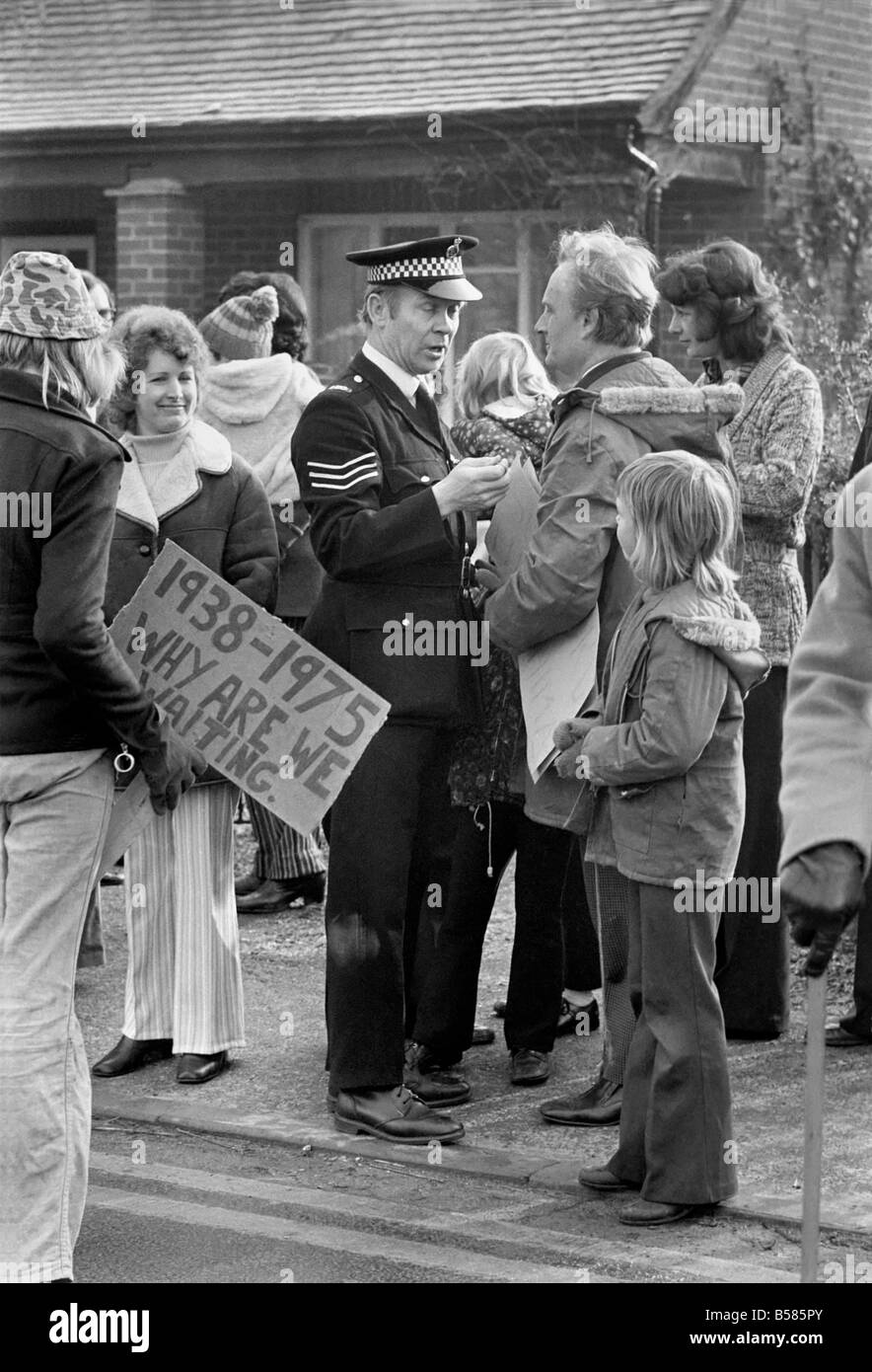 La folla: Rally: banner. Dimostrazione . Anti - Bomba di autocarri. Grande Shefford Berks. Febbraio 1975 75-01039 Foto Stock