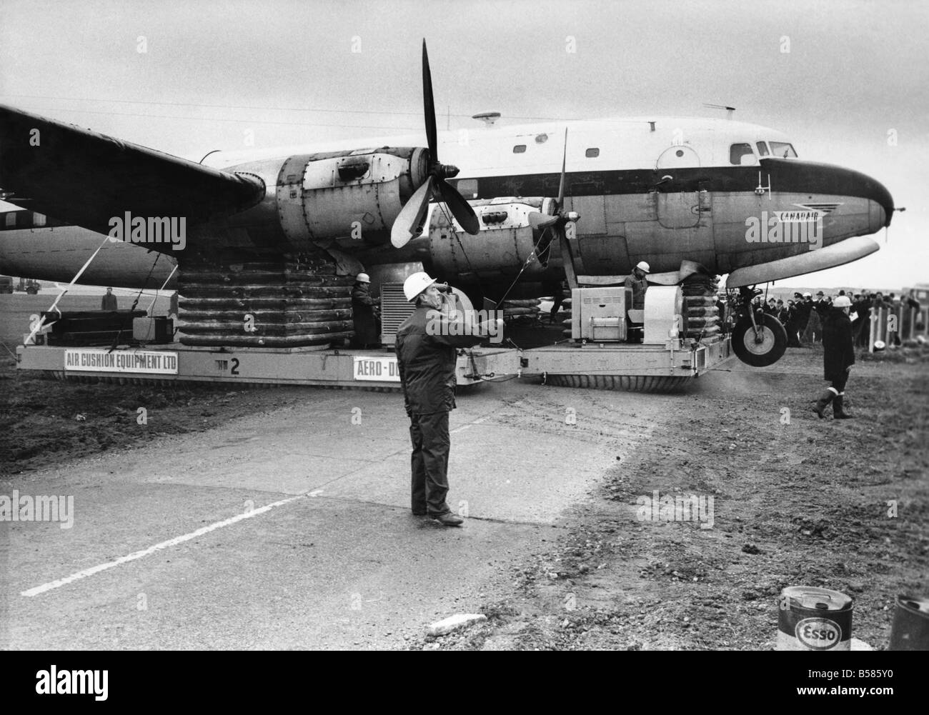 Un rivoluzionario metodo Hovermove del recupero degli aeromobili è stato dimostrato all'aeroporto di Heathrow di oggi. Per mezzo di un sistema di Hovercushions, usato in combinazione con aria gonfiabile sacchi, ora è possibile trainare o verricello un Aircrat su di un cuscino di aria in qualsiasi direzione senza danneggiare il piano. Marzo 1970 P003969 Foto Stock