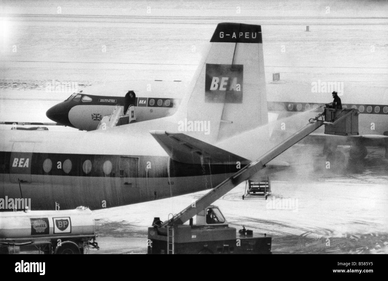 La rimozione della neve all'Aeroporto di Londra (Heathrow). BEA aeromobile venga de-un rivoluzionario metodo Hovermove del recupero degli aeromobili è stato dimostrato all'aeroporto di Heathrow di oggi. Per mezzo di un sistema di Hovercushions, usato in combinazione con aria gonfiabile sacchi, ora è possibile trainare o verricello un Aircrat su di un cuscino di aria in qualsiasi direzione senza danneggiare il piano. Marzo 1970 P003969Iced a Heathrow oggi. Dicembre 1967 P003970 Foto Stock