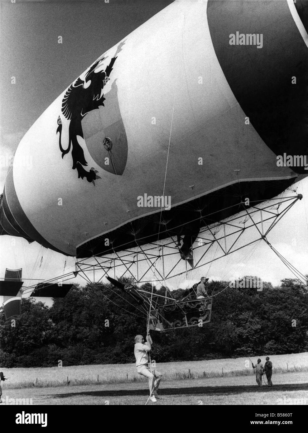 Film "Chitty Chitty Bang Bang", Lionel Jeffries tenta di salire a bordo del palloncino. Agosto 1967 P004027 Foto Stock