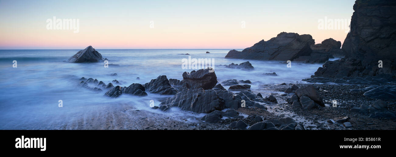 Sandymouth all'alba con marea, Sandymouth, vicino a Bude, Cornwall, England, Regno Unito, Europa Foto Stock