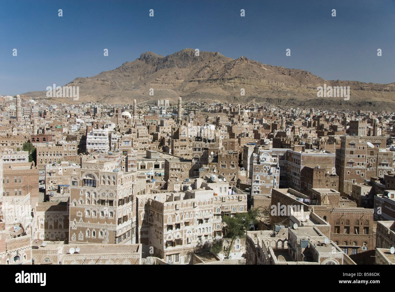 Vista di tutta la città vecchia di alti tradizionali costruiti in mattoni case, Sana'a, Sito Patrimonio Mondiale dell'UNESCO, Yemen, Medio Oriente Foto Stock