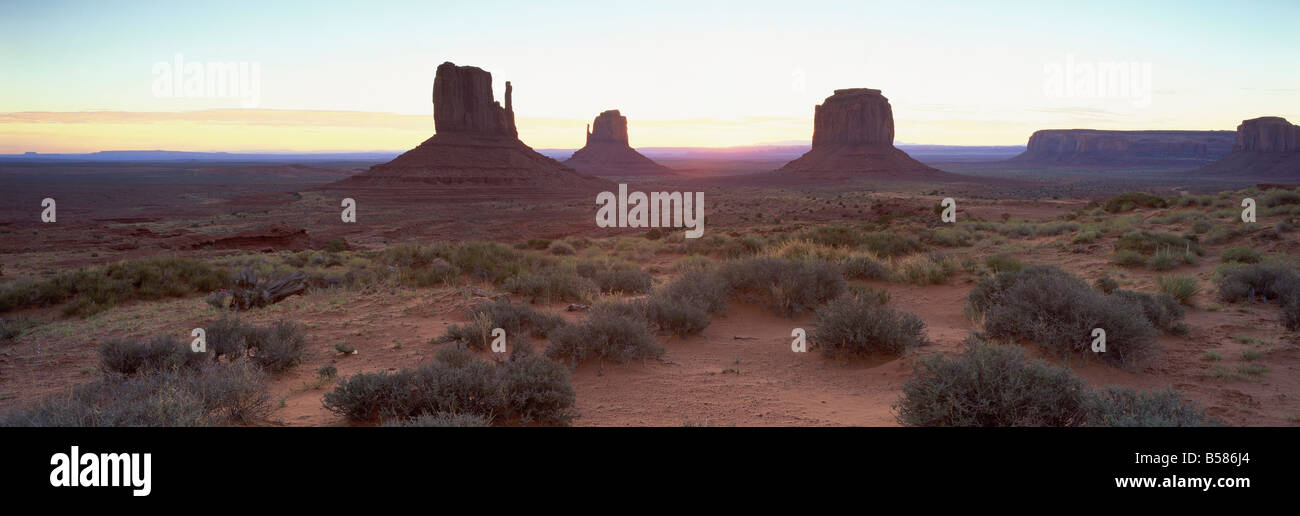 Le muffole di sunrise, Monument Valley Tribal Park, Arizona, Stati Uniti d'America, America del Nord Foto Stock
