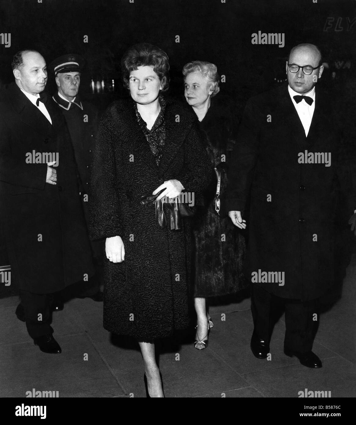 Valentina Tereshkova russo spazio donna arriva al Piccadilly Hotel. Febbraio 1964 P005105 Foto Stock