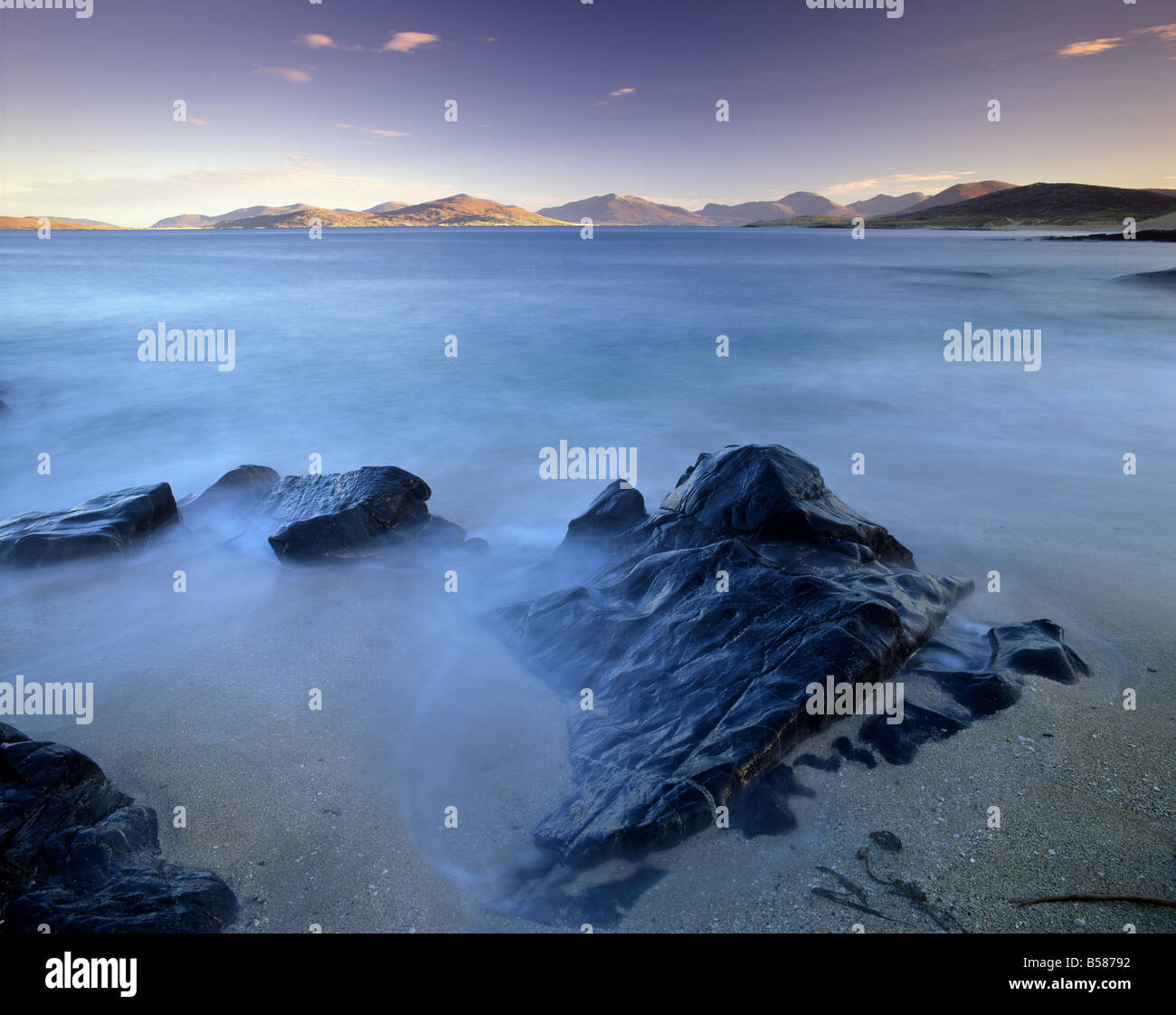 Roccia e mare, suono di Taransay, Sud Harris, Ebridi Esterne, Scotland, Regno Unito, Europa Foto Stock