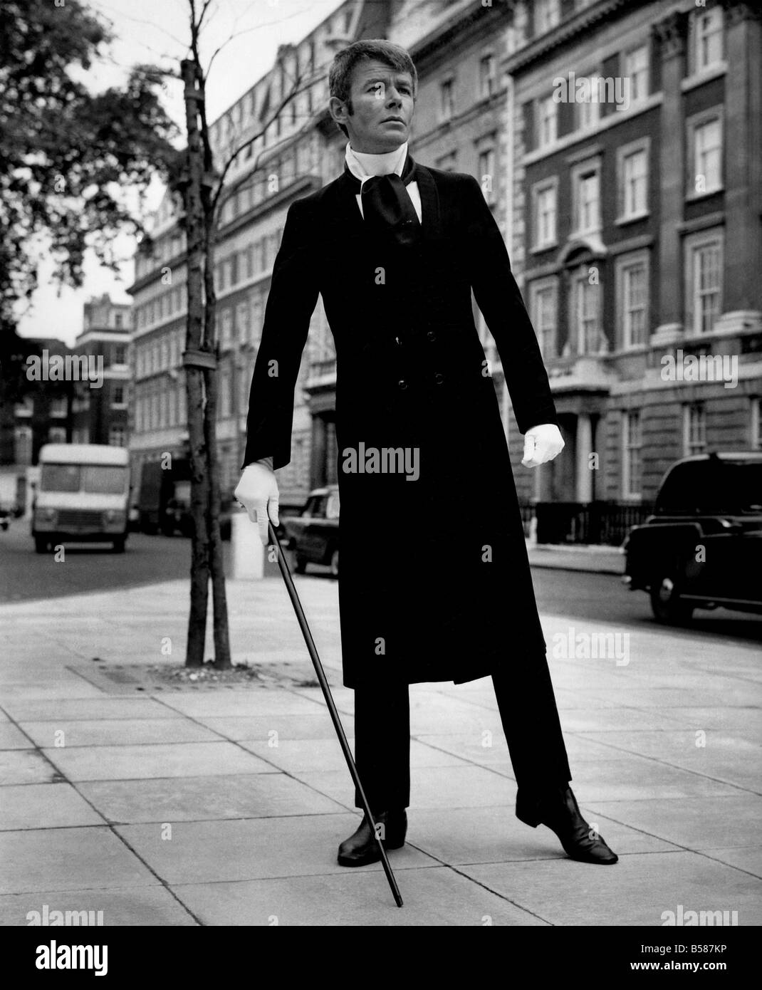 Abbigliamento: fashion per uomo. Ralph indossando un nero Trevira Maxi  cappotto e pantaloni. Ottobre 1968 P005239 Foto stock - Alamy