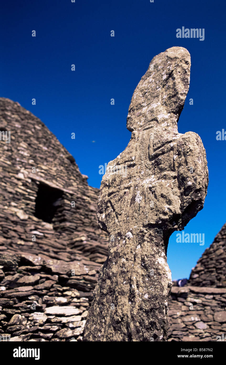 Presto una Croce Cristiana e capanne in pietra, grande Skellig monastero, Skellig Michael, kerry, munster, Repubblica di Irlanda Foto Stock