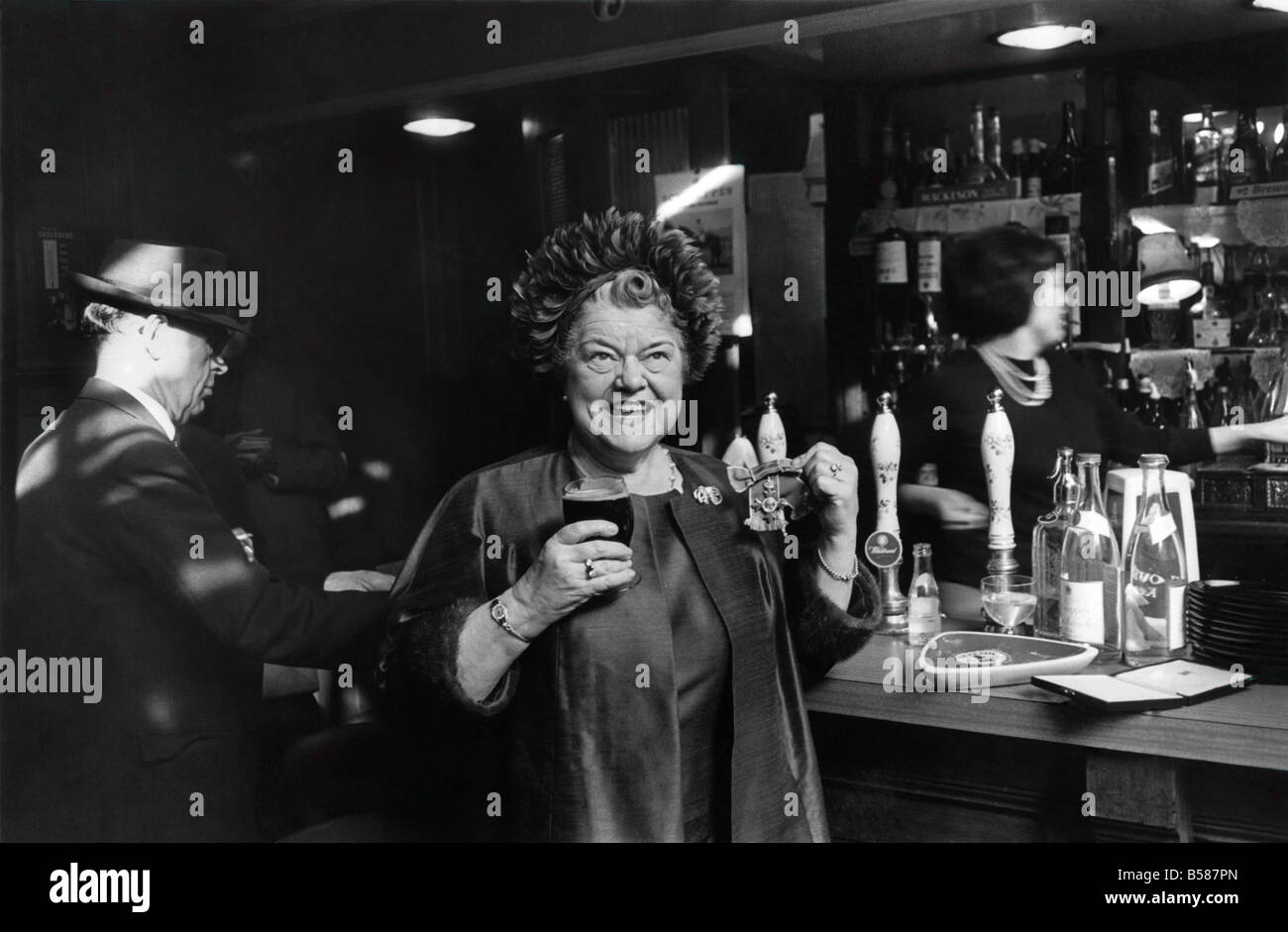 Violet Carson (Ena Sharples di Coronation Street) che hanno ricevuto la O.B.E. dalla regina a Buckingham Palace questa mattina ha una milk stout nel 'Old Bell' Public House vicino al trefolo dopo il premio. Ottobre 1965 P005320 Foto Stock
