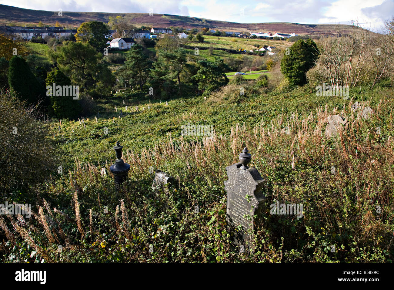 Lapidi nel cimitero sovradimensionate Blaenavon Wales UK Foto Stock