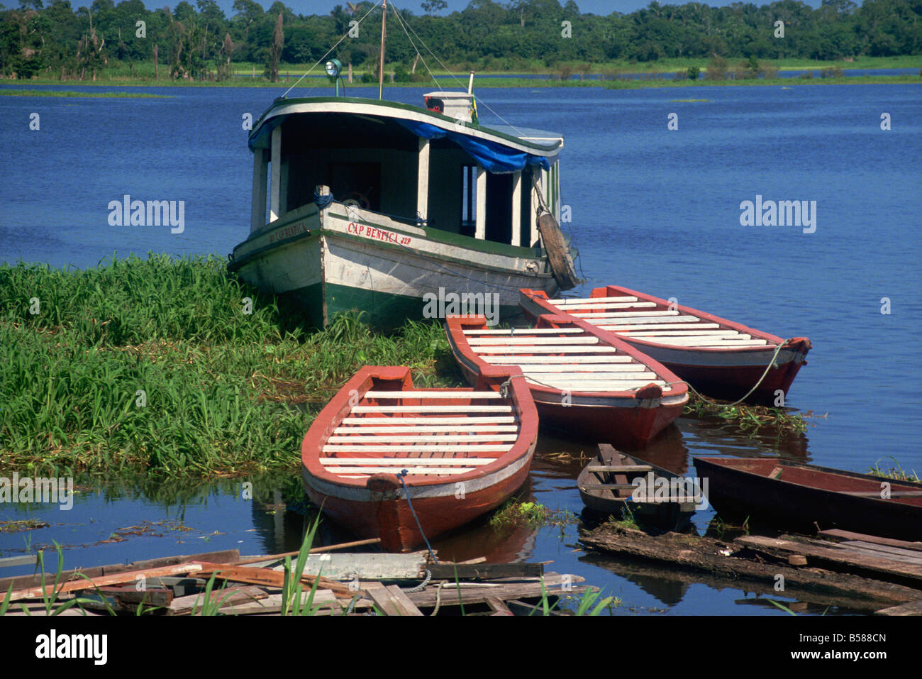 Le piccole imbarcazioni sul tributario per Amazon vicino a Manaus Brasile America del Sud Foto Stock