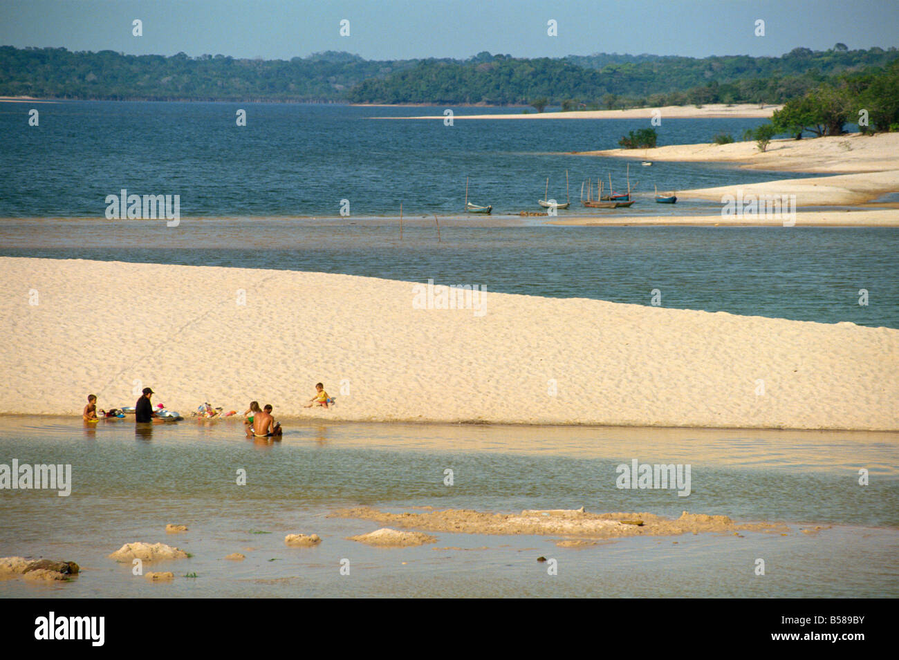Gruppi di persone e barche sulla sabbia sputa spiagge di Alter do Chao sul fiume Tapajos nell'area amazzonica del Brasile Foto Stock