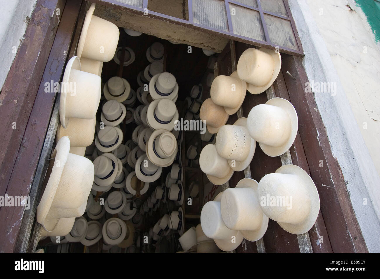 Negozio di Alberto Pulla, il Famoso cappellaio su Calle Larga, Cuenca, Azuay Provincia, Ecuador Foto Stock