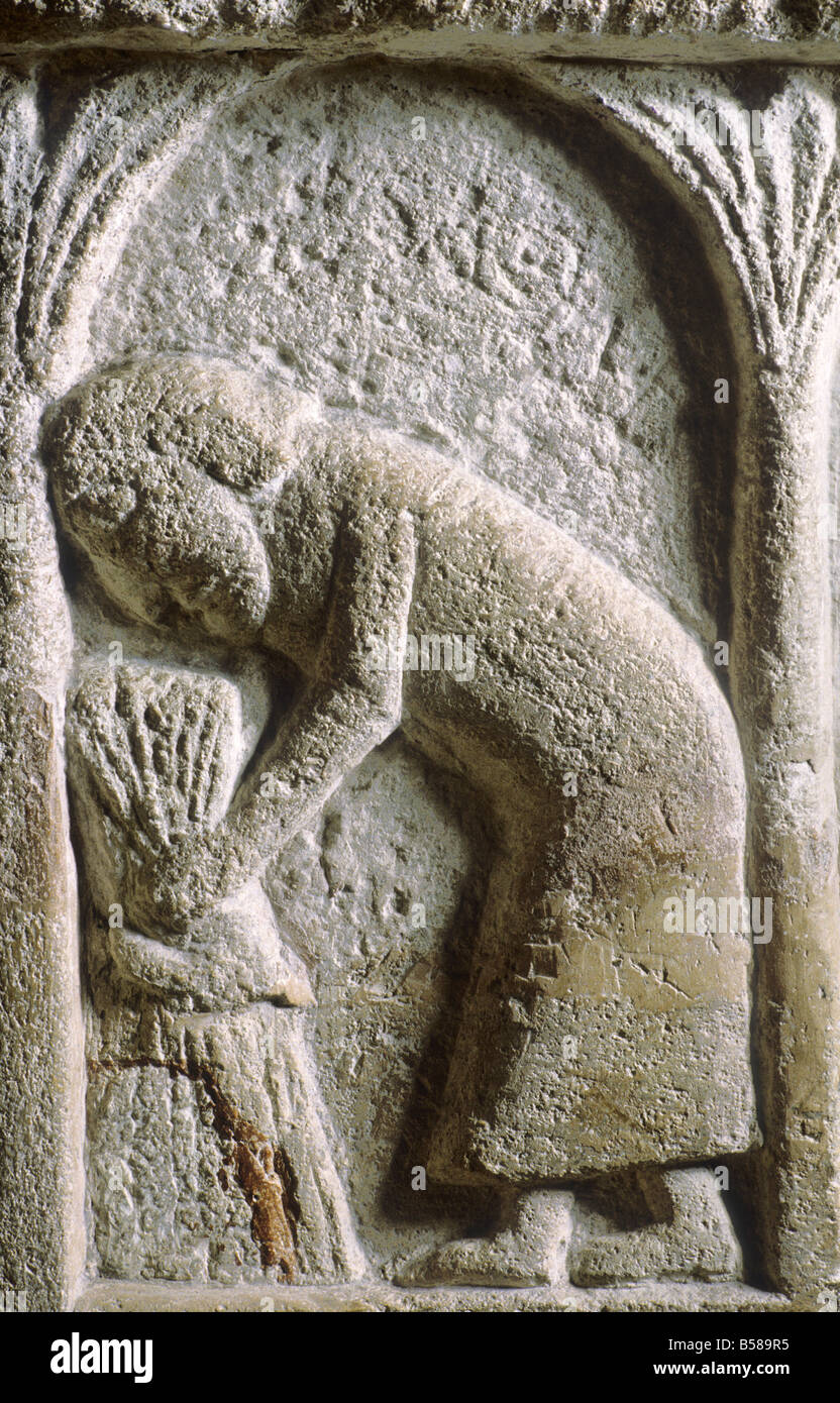 Burnham Deepdale Norman Font dettaglio agosto legando covoni di grano raccolto del lavoro agricolo del mese arte romanica stone Foto Stock