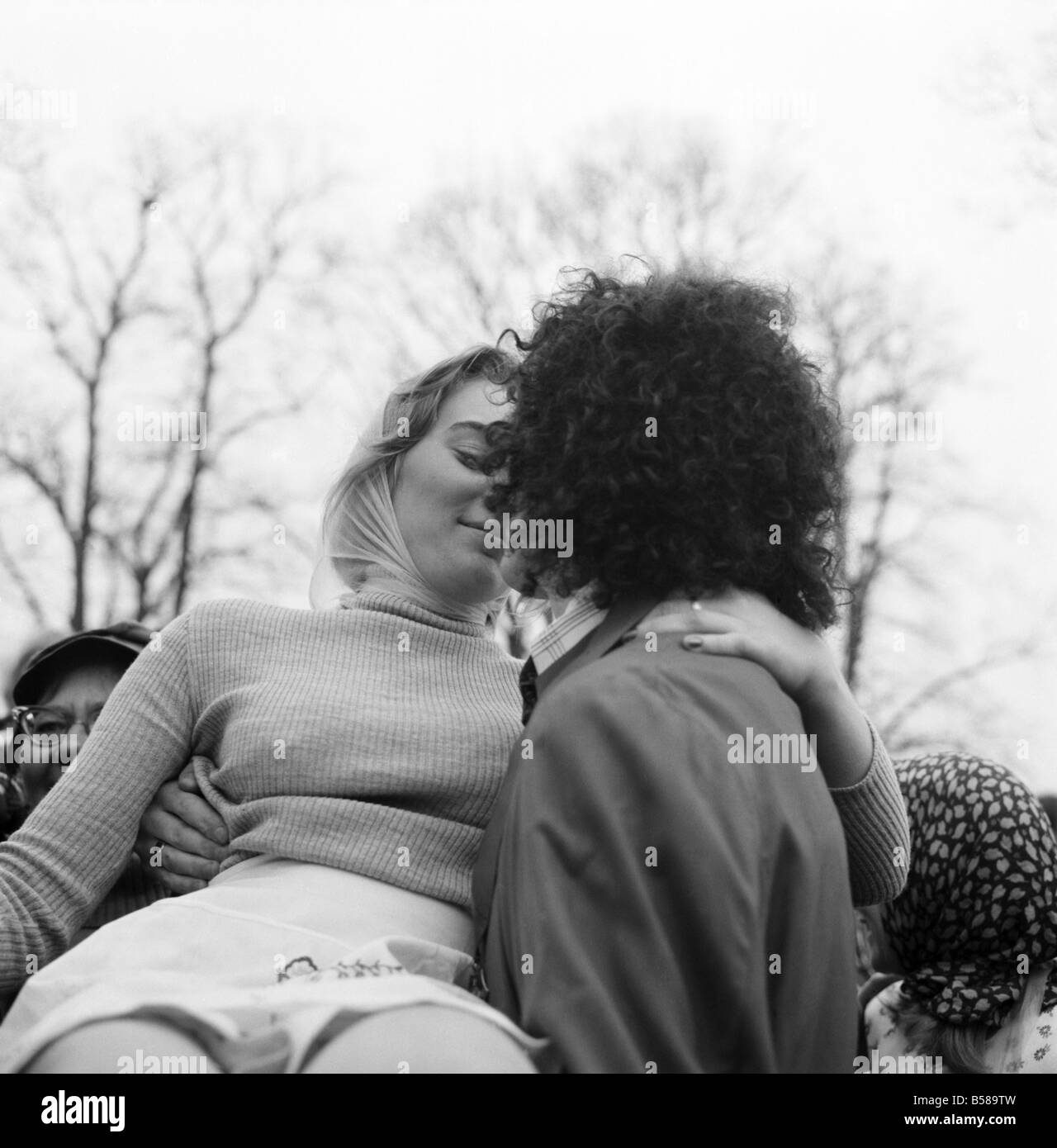 Olney, Bucks. Pancake Race Inghilterra. Vincitore Sally Ann Faulkner, 17. Febbraio 1975 75-00821-004 Foto Stock