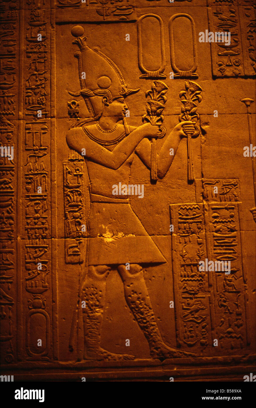 Portatore porta fiori per profumeria rilievo sulla camera di apparenze tempio di Hathor Dendera Egitto Nord Africa Africa Foto Stock