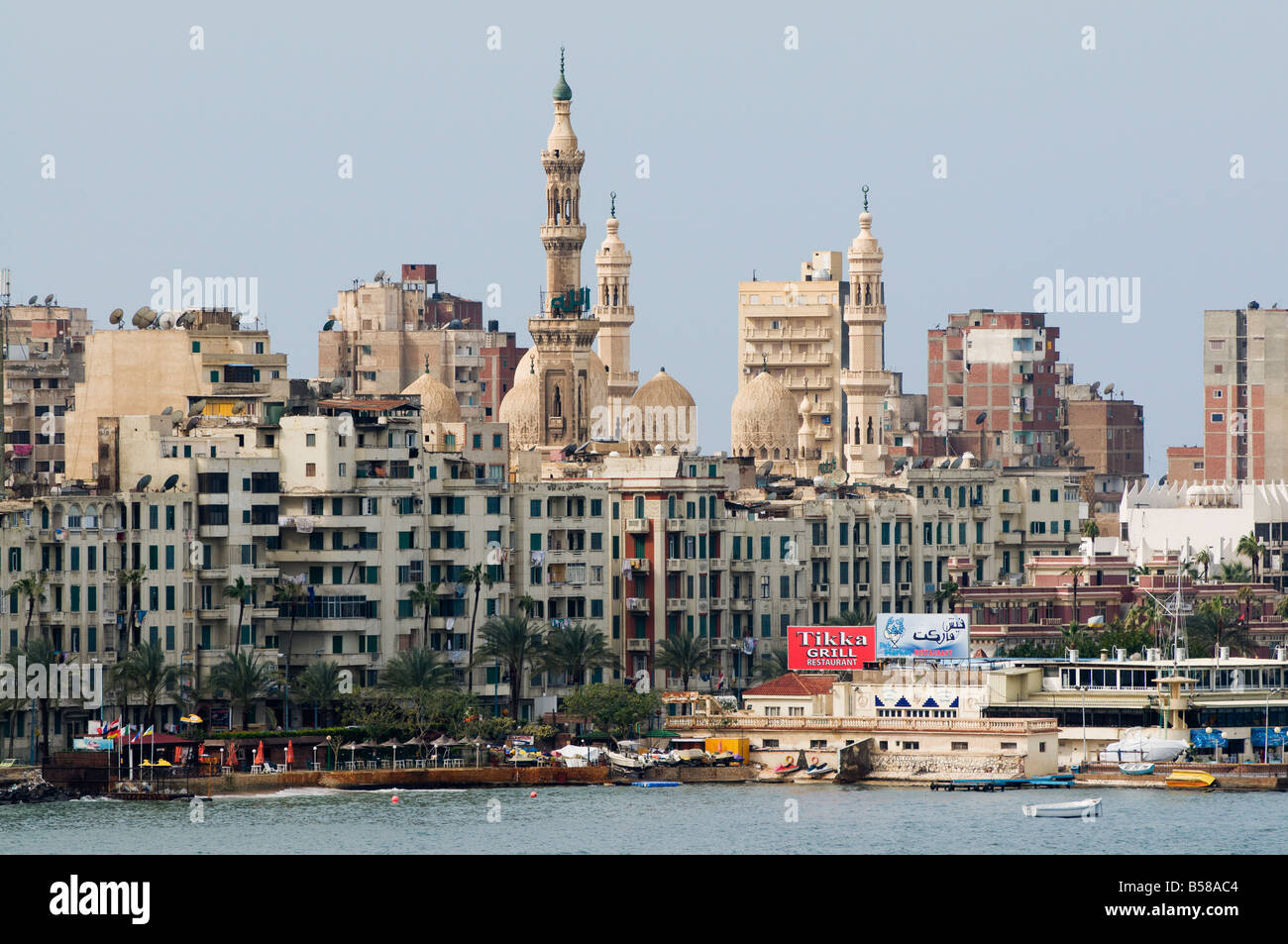 Waterfront e Moschea Al-Mursi, Alessandria, Egitto, Africa Settentrionale, Africa Foto Stock