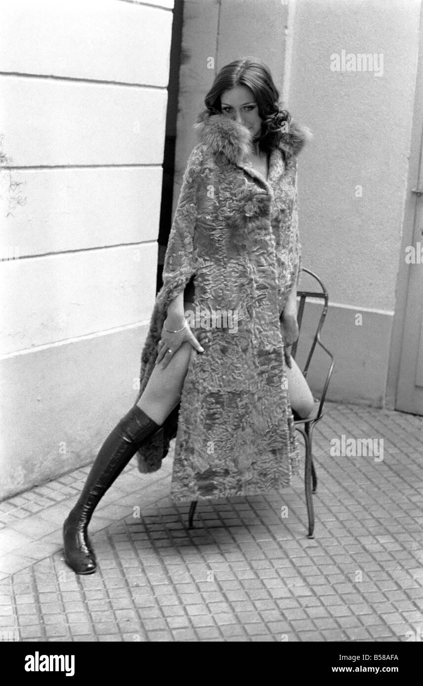 Parigi la moda: Pix prese al torrente: - Caroline, indossando i gamberi broadtail colorati cape con suit lato e faccia il framing fox coliar. Luglio 1970 70-6876-010 Foto Stock